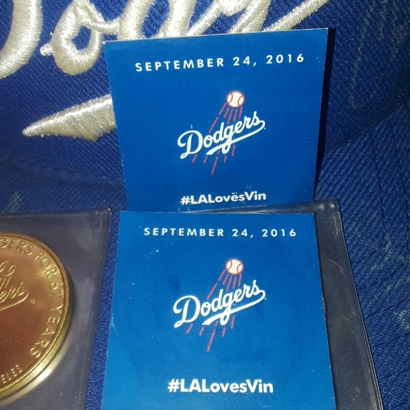 Dodgers Vin Scully 2 commemorative coins - Picture 8 of 10
